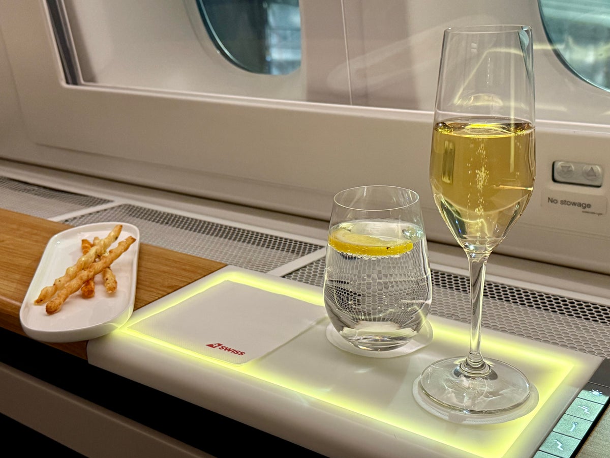 SWISS Sense First Class Apero Flutes