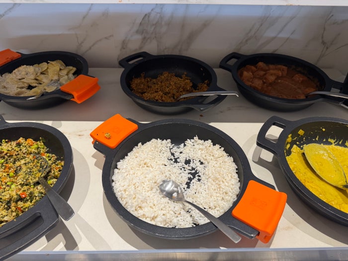 Sala VIP Canudas BCN Terminal 2 hot dishes Sala VIP Canudas BCN Terminal 2 hot dishes