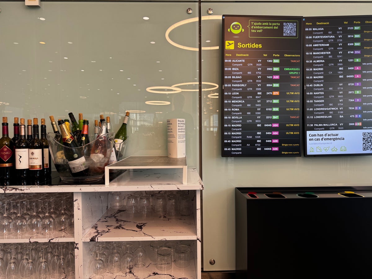 Sala VIP Colomer Lounge BCN bottles departure boards
