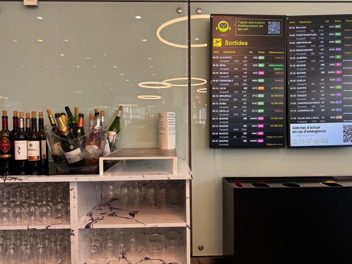 Sala VIP Colomer Lounge BCN bottles departure boards