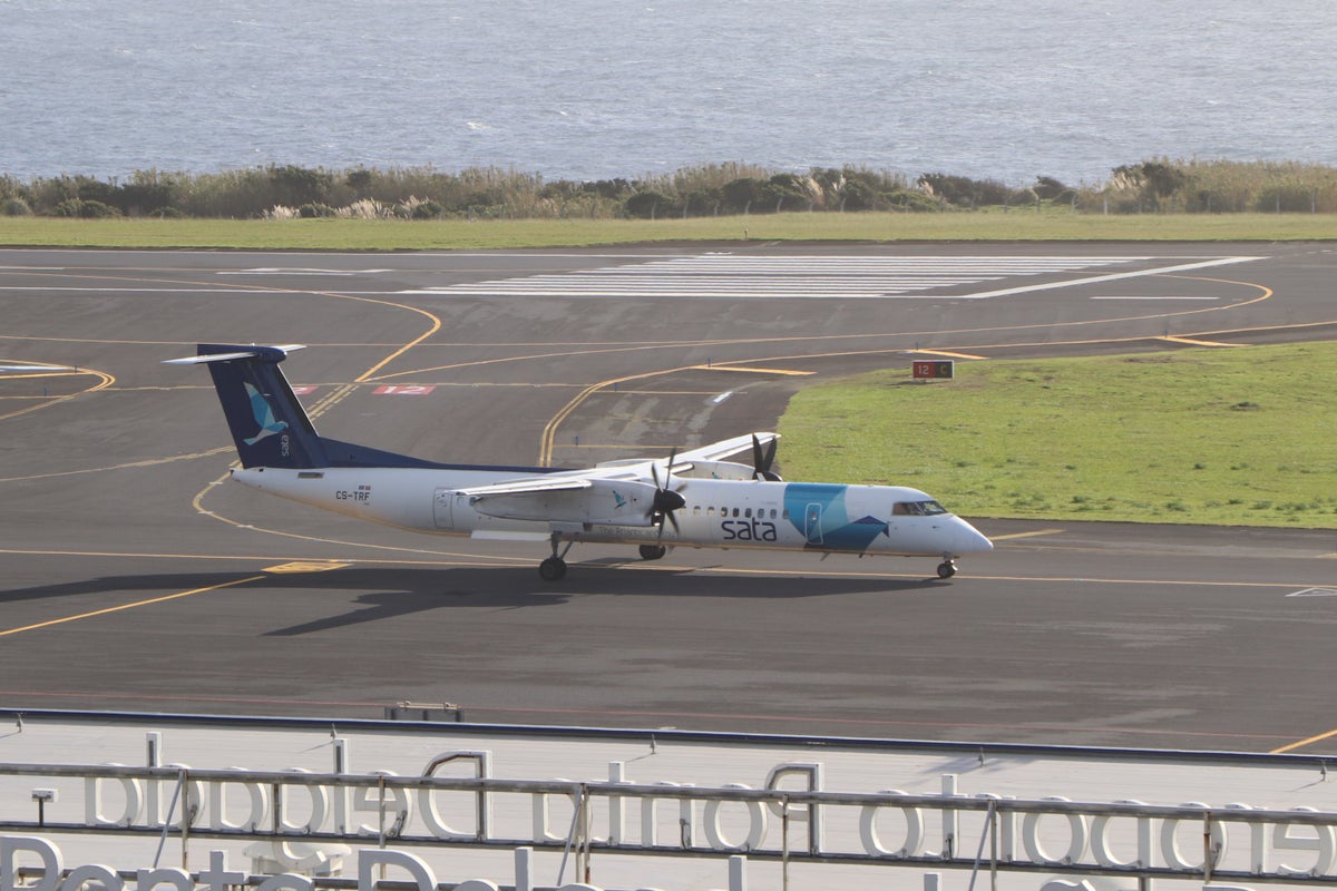 Sata Air Azores Bombardier Dash 8 402Q taxiing at PDL
