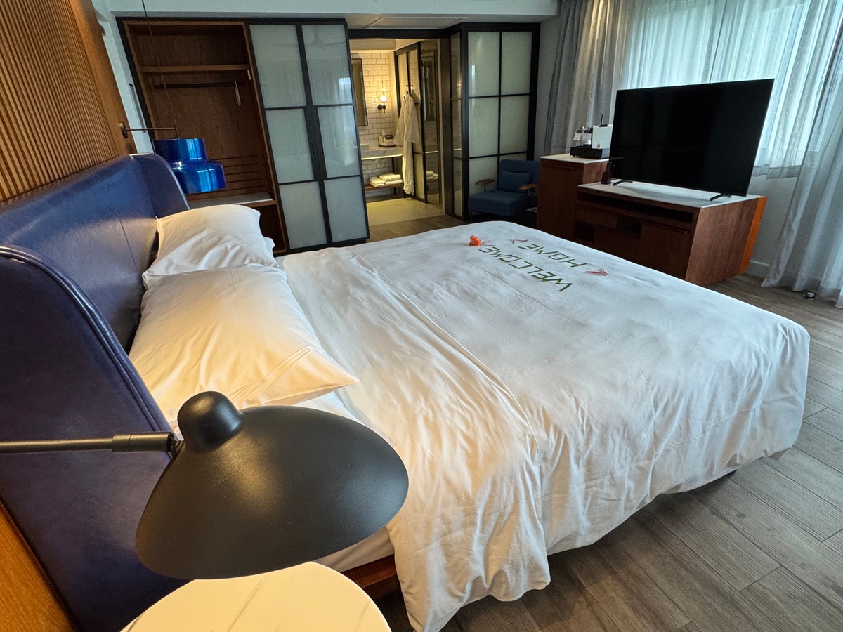 Sheraton Fiji Golf & Beach Resort bed and bathroom