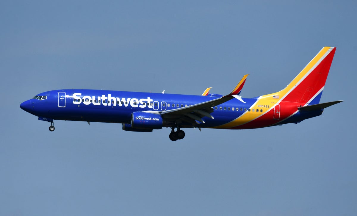 Southwest B737 800 landing MCO featured