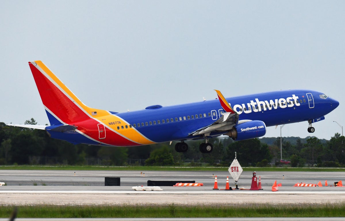 Southwest B737 800 takeoff MCO featured