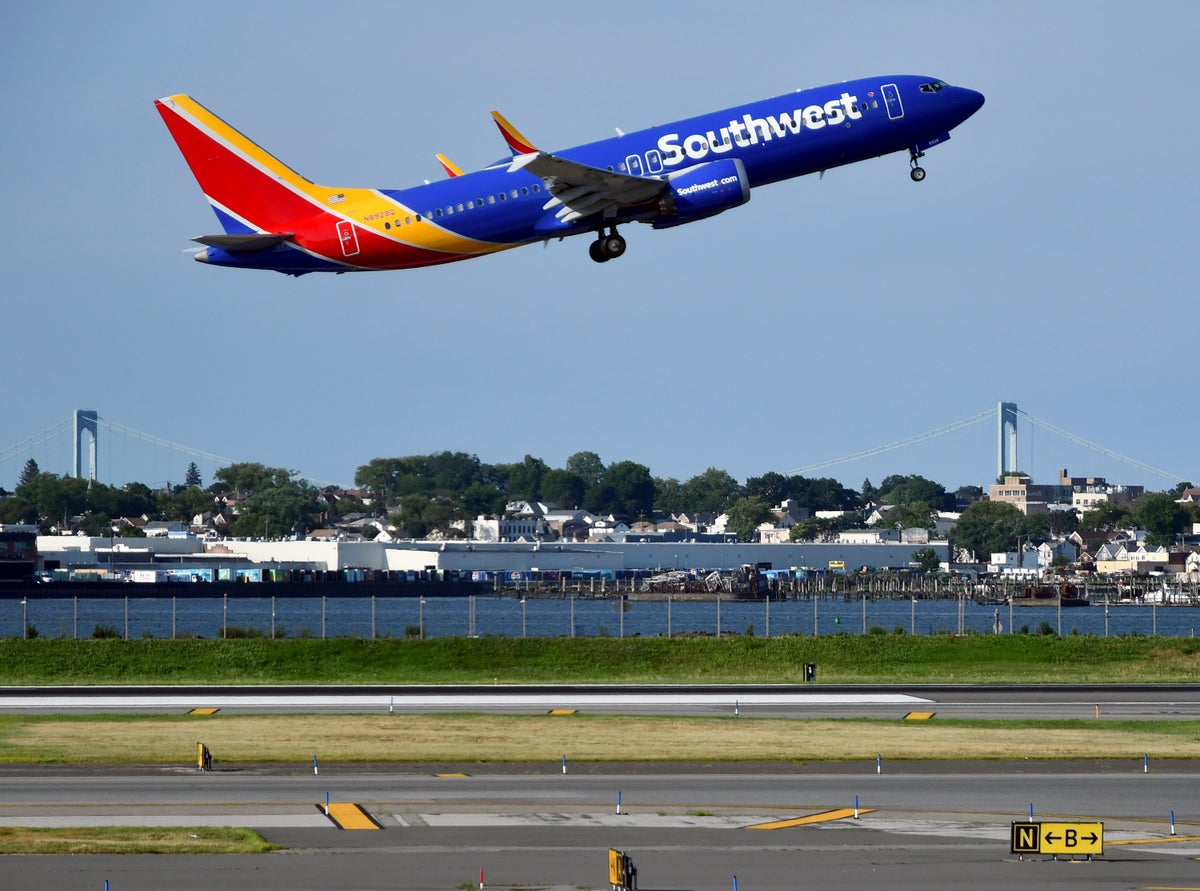 Southwest B737 Max 8 Takeoff LGA