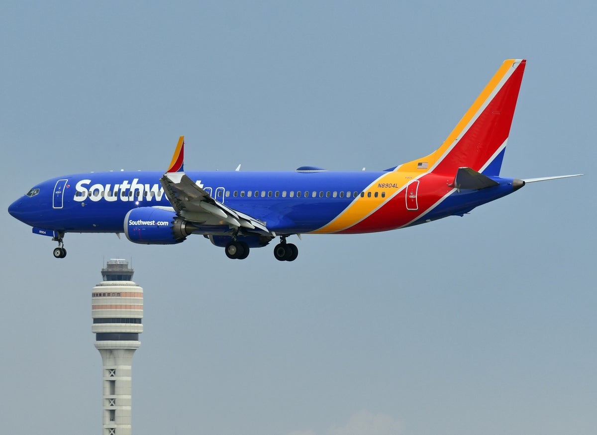 Southwest B737 Max 8 landing MCO tower