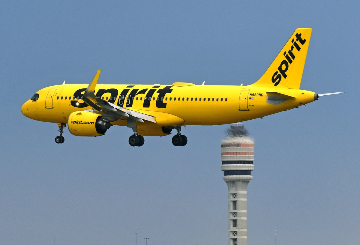 Spirit A320neo landing MCO tower 2
