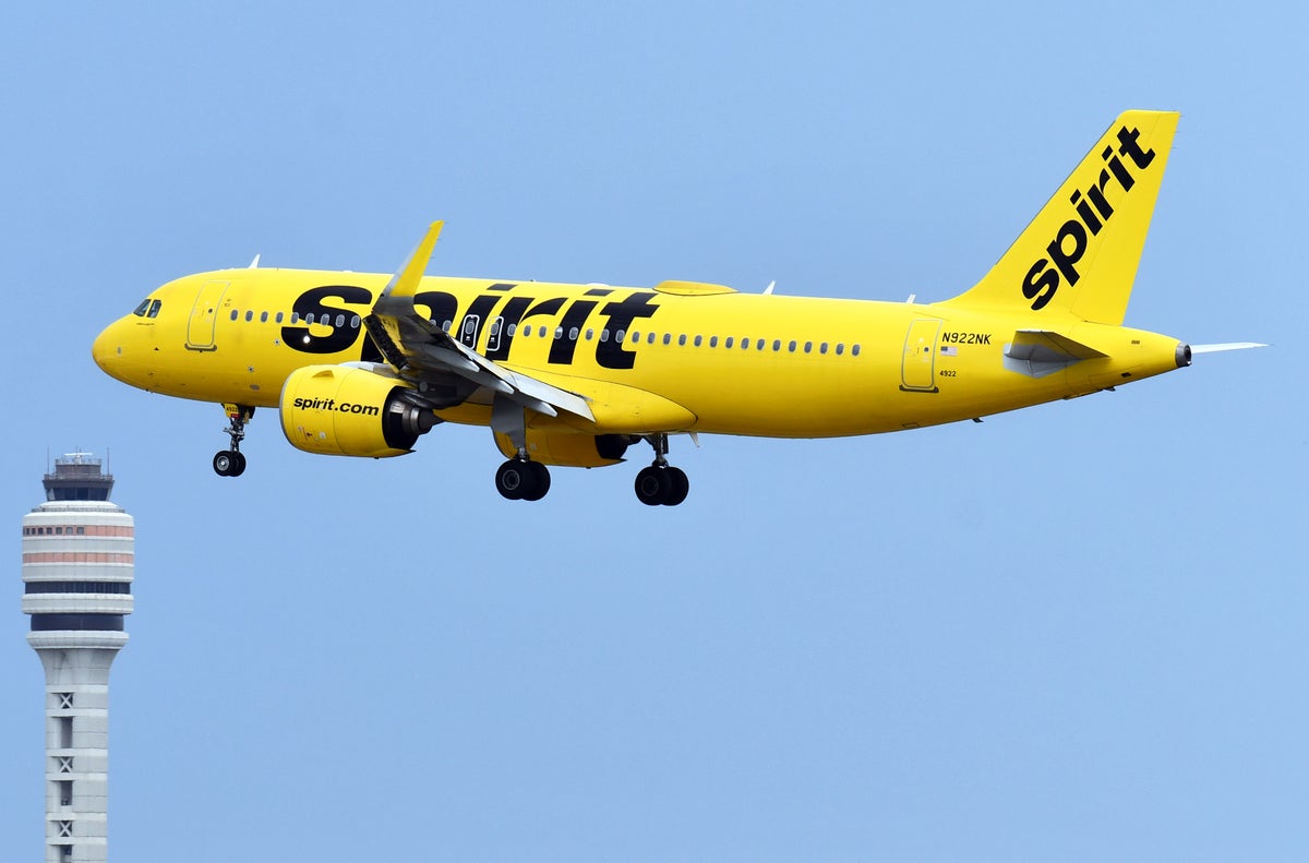 Spirit A320neo landing MCO tower