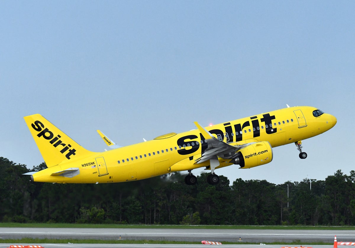 Spirit A320neo takeoff MCO beacon