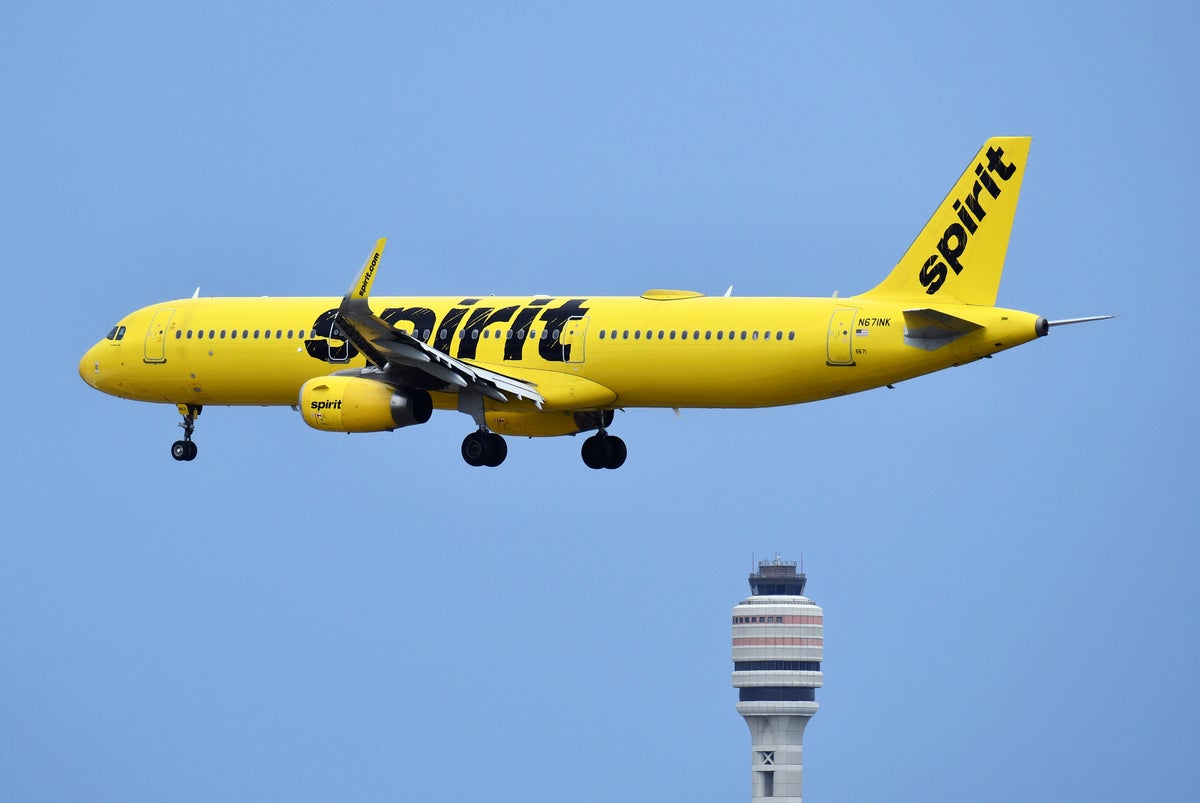 Spirit A321 landing MCO tower