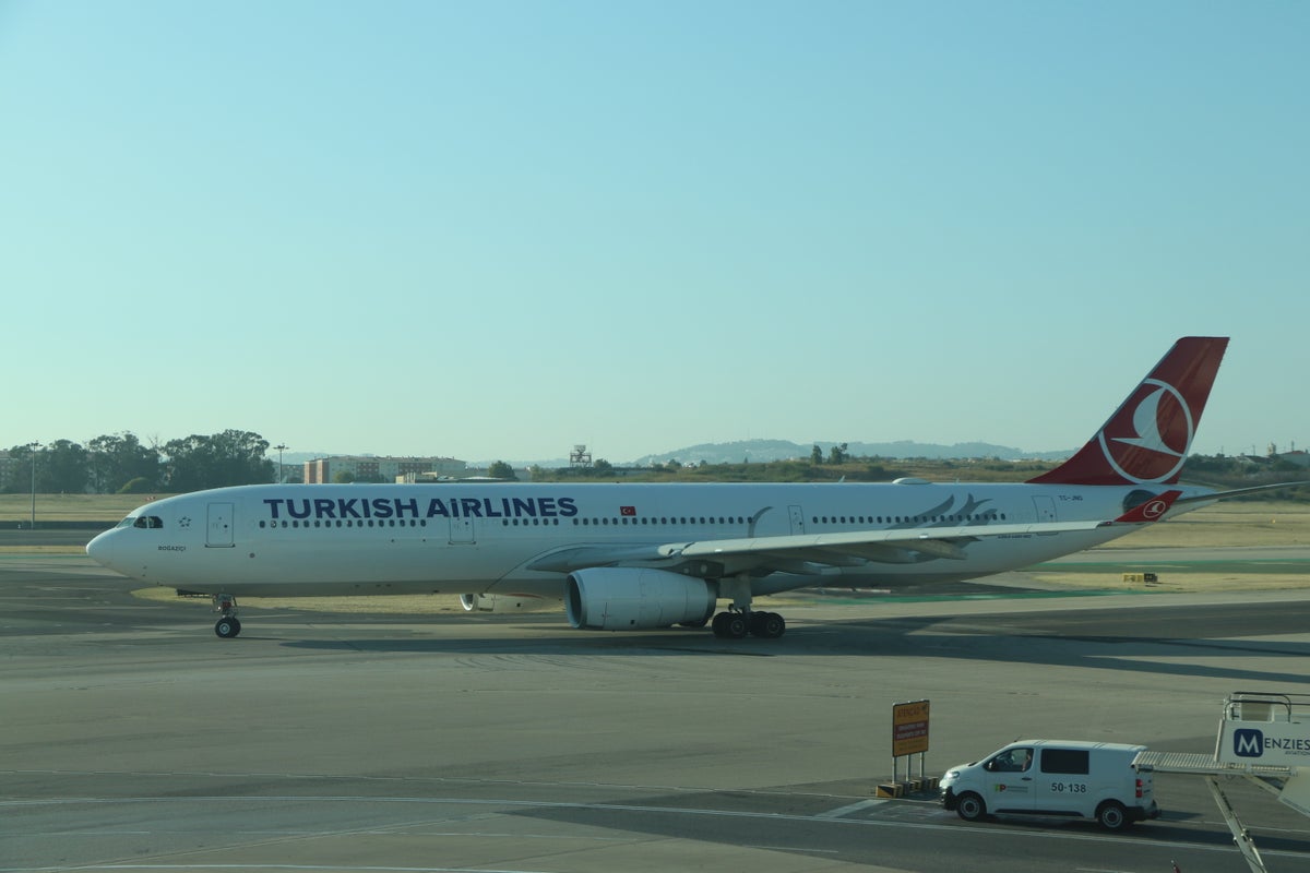 Turkish Airlines A330 343X turn to runway LIS