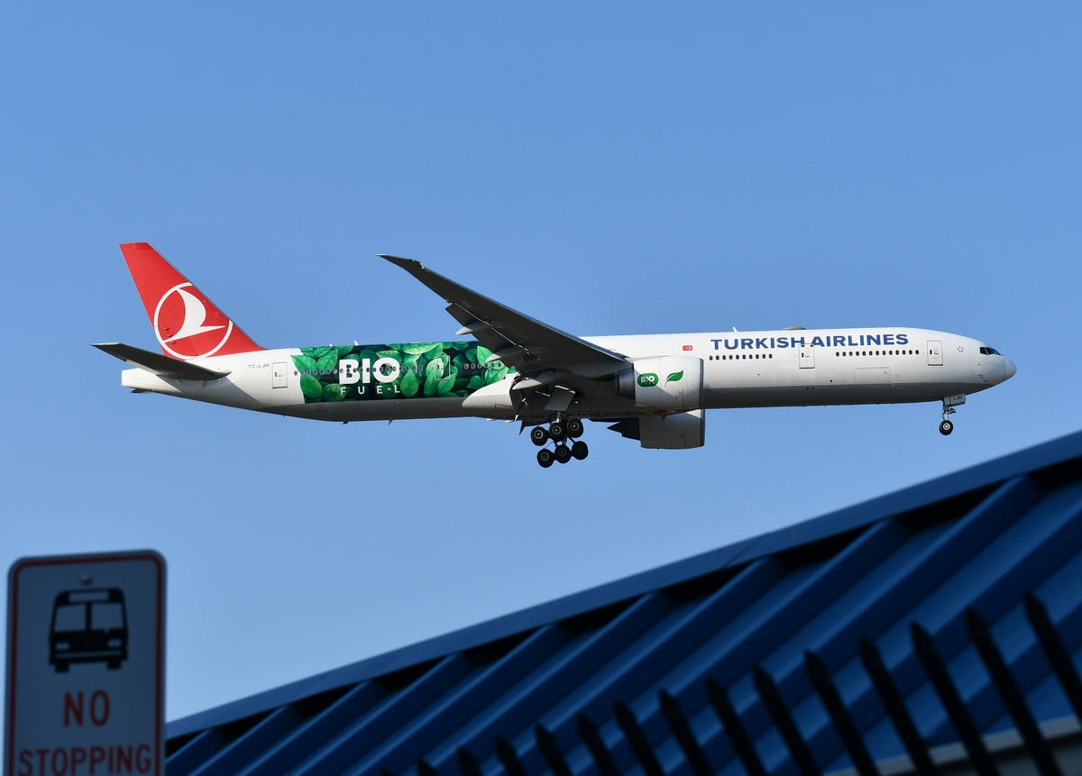 Turkish Airlines B777 3000ER Biofuel colors landing JFK