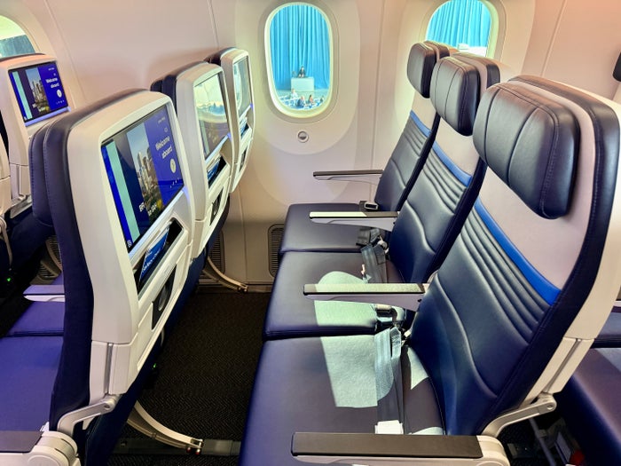 United 787 9 Elevate Economy Seats Side View United 787 9 Elevate Economy Seats Side View