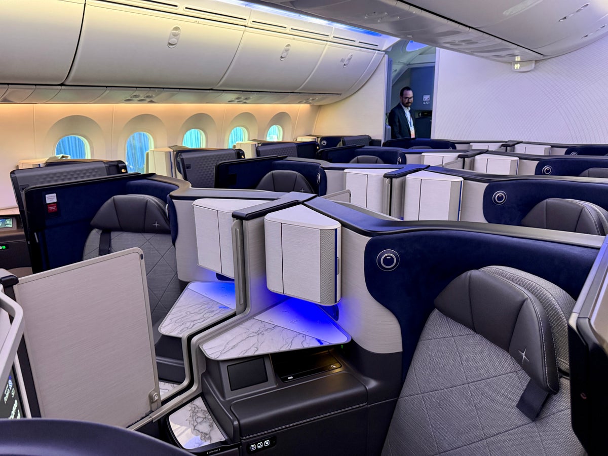 United 787 9 Elevated Center Polaris Suites Privacy Doors