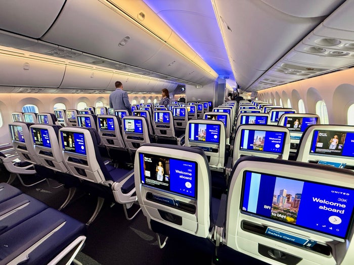 United 787 9 Elevated Economy Cabin Overview From Rear Screens On United 787 9 Elevated Economy Cabin Overview From Rear Screens On