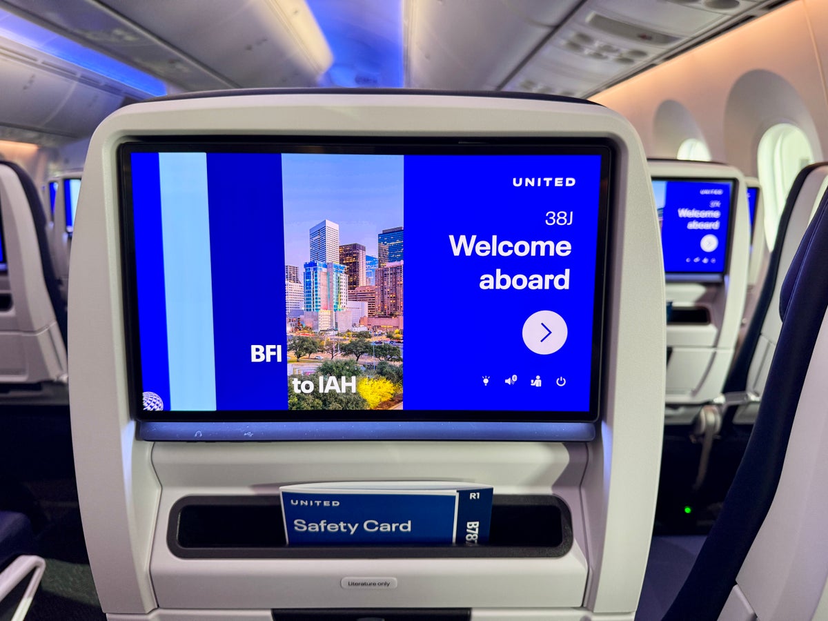 United 787 9 Elevated Economy IFE Screen