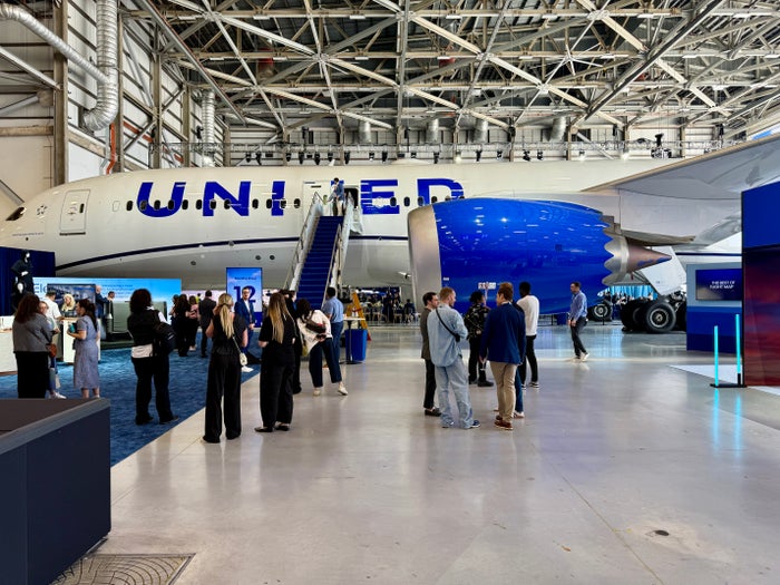 United 787 9 Elevated Exterior Boarding Stairs United 787 9 Elevated Exterior Boarding Stairs