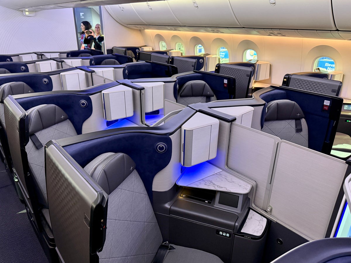 United 787 9 Elevated Inward Facing Center Polaris Suites