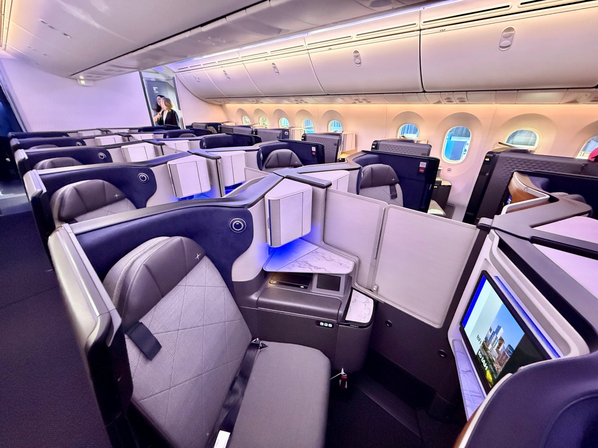 United 787 9 Elevated Inward Facing Polaris Center Suites Wide Angle