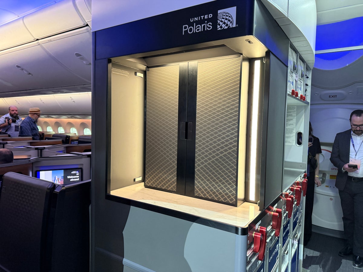 United 787 9 Elevated Polaris Snack Bar Closed