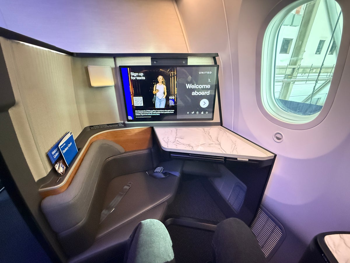 United 787 9 Elevated Polaris Studio Ottoman