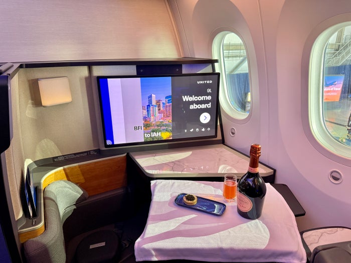 United 787 9 Elevated Polaris Studio With Champagne United 787 9 Elevated Polaris Studio With Champagne