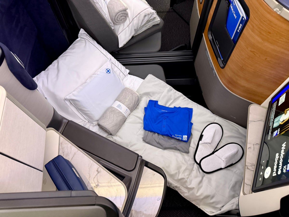 United 787 9 Elevated Polaris Suite Lie Flat With Bedding and Amenities