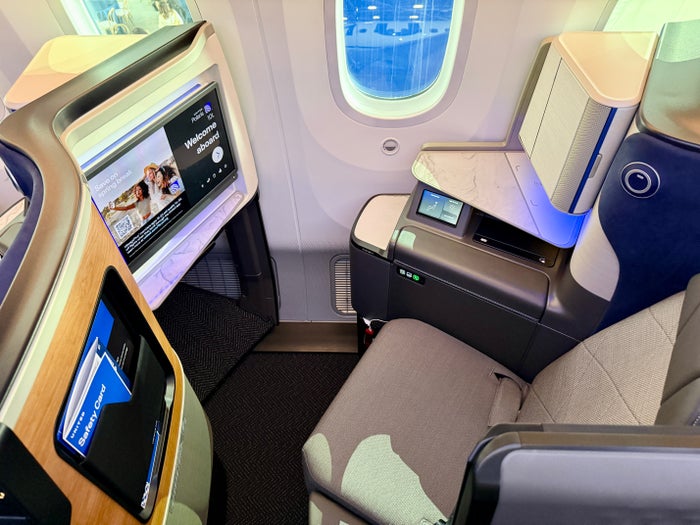 United 787 9 Elevated Polaris Suite Window Seat Upgright