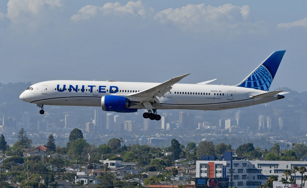 United 787 9 landing LAX