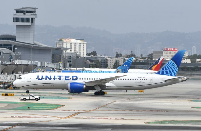 United 787 9 taxiing LAX