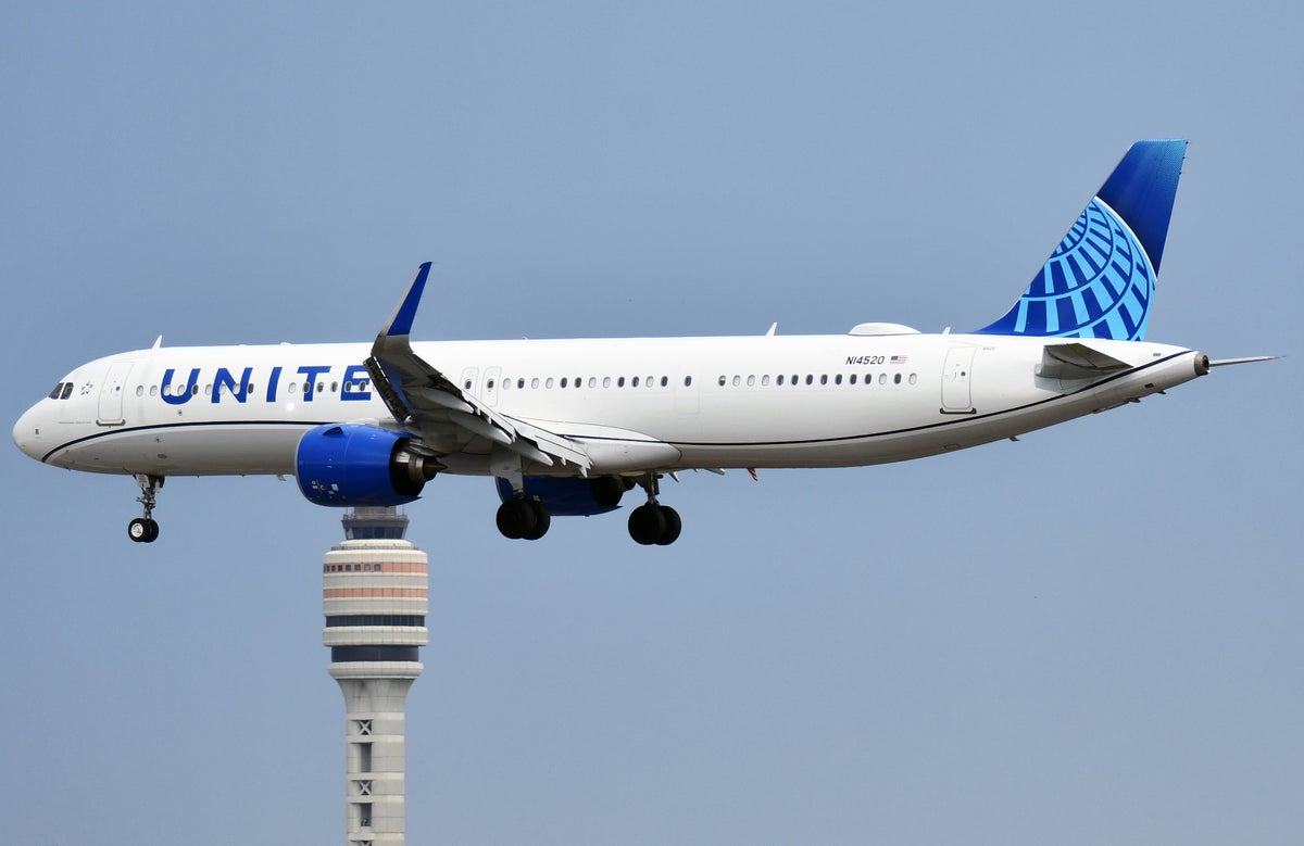 United Airlines A321neo Landing MCO tower