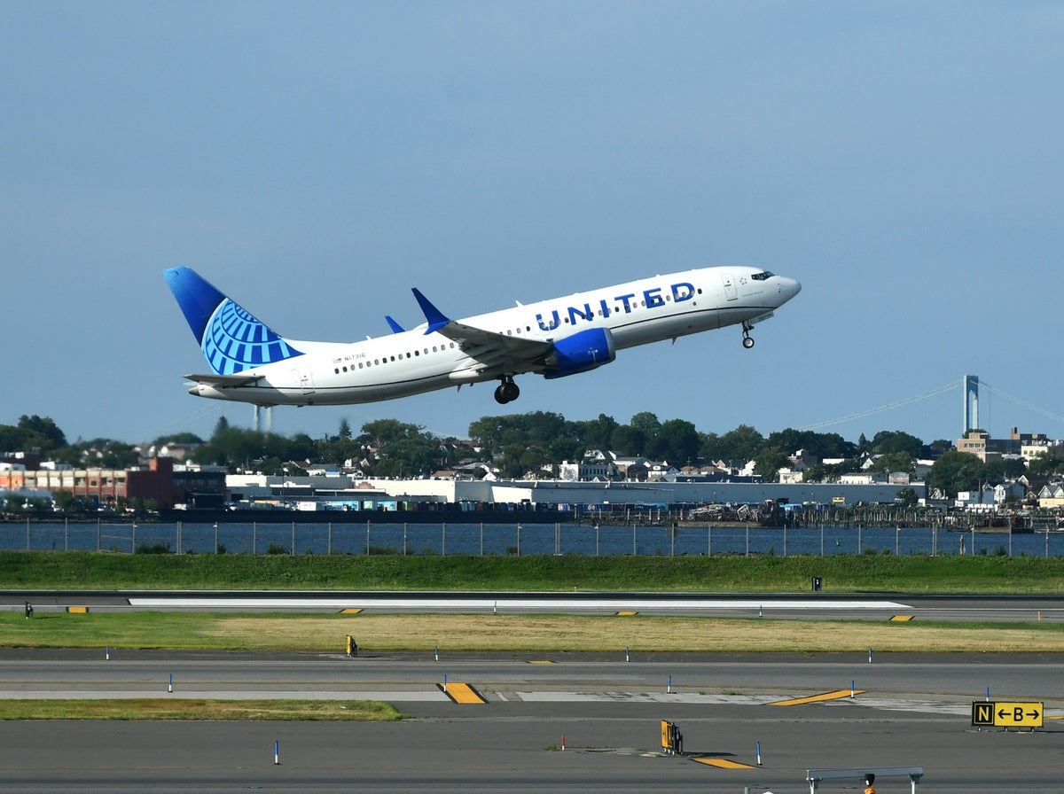 United B737 Max 8 Takeoff LGA Wide