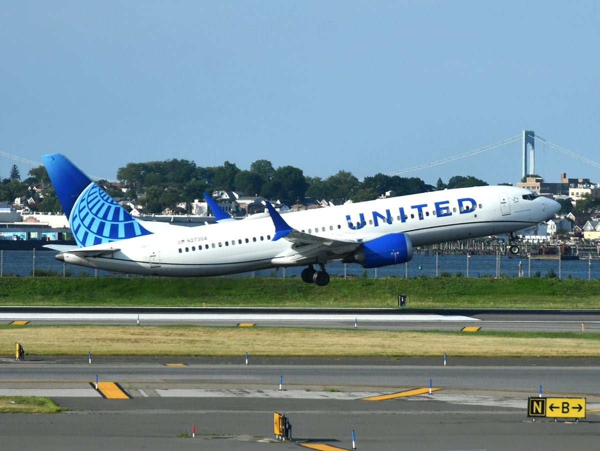 United B737 Max 8 Takeoff LGA