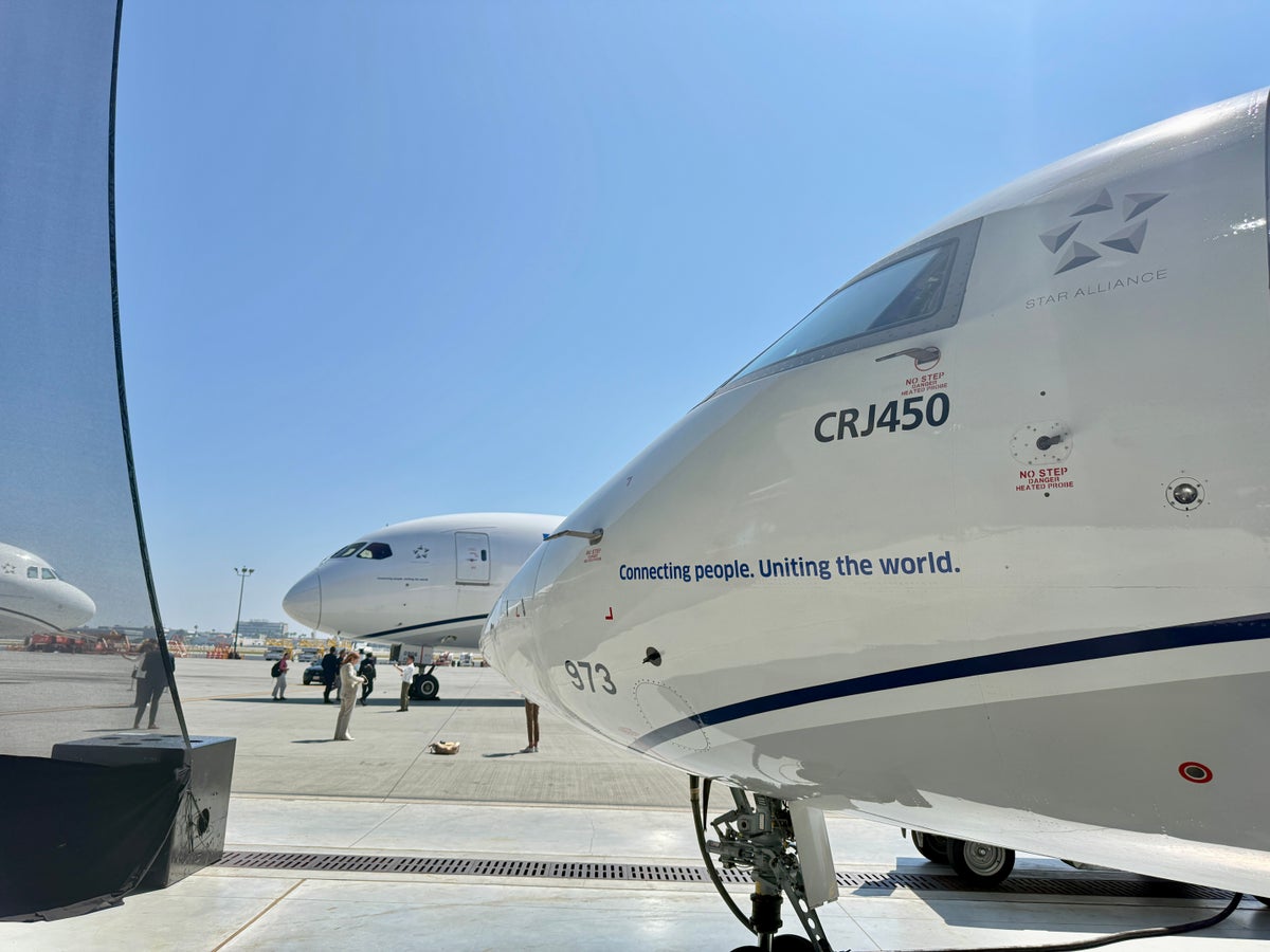 United CRJ450 Exterior Front Branding