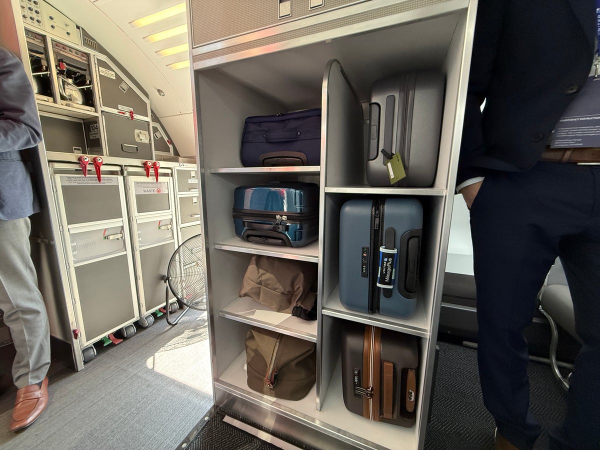 United CRJ450 Luggage Locker