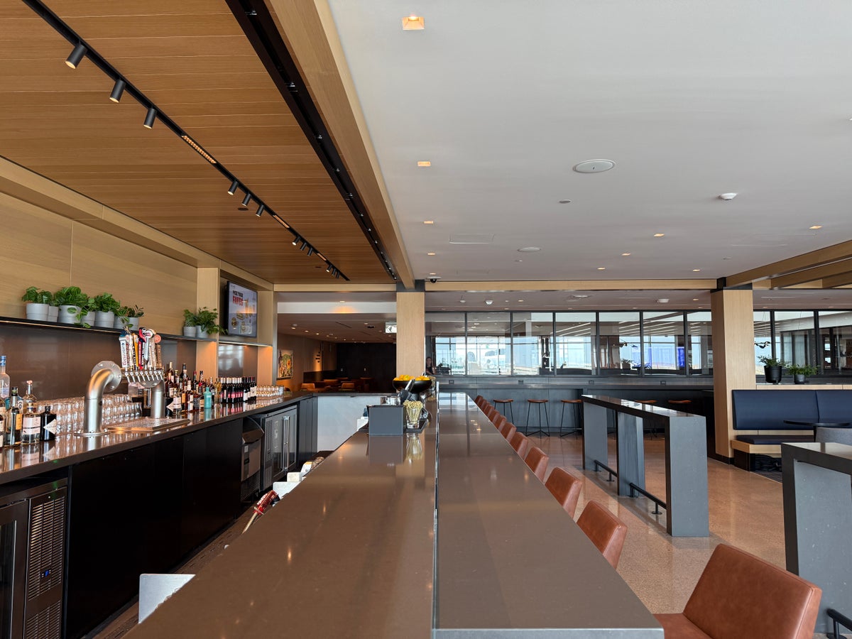 United Club Denver B West Level 4 Bar