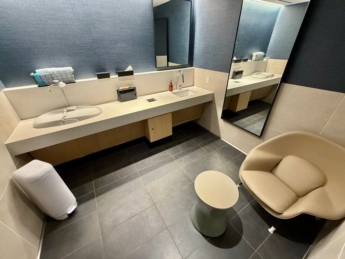 United Club Denver B West Wellness Room