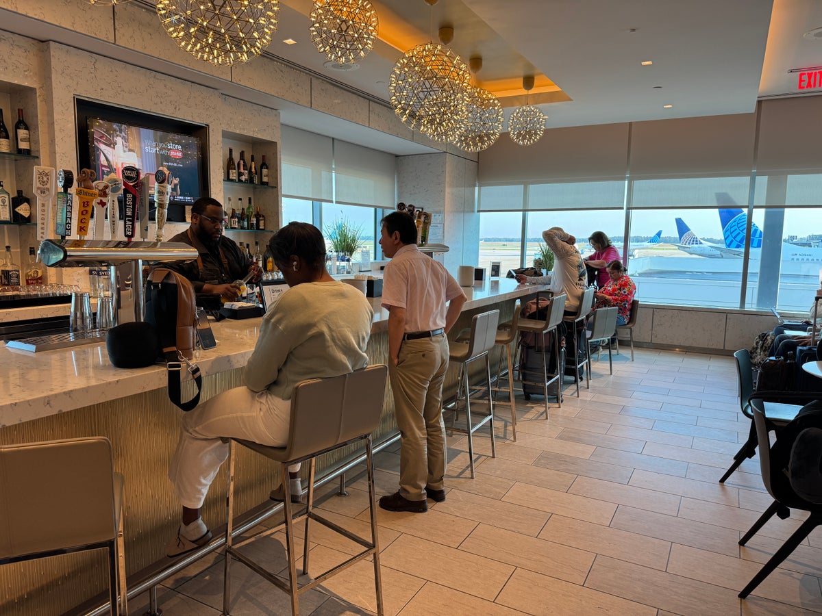 United Club IAH TC bar