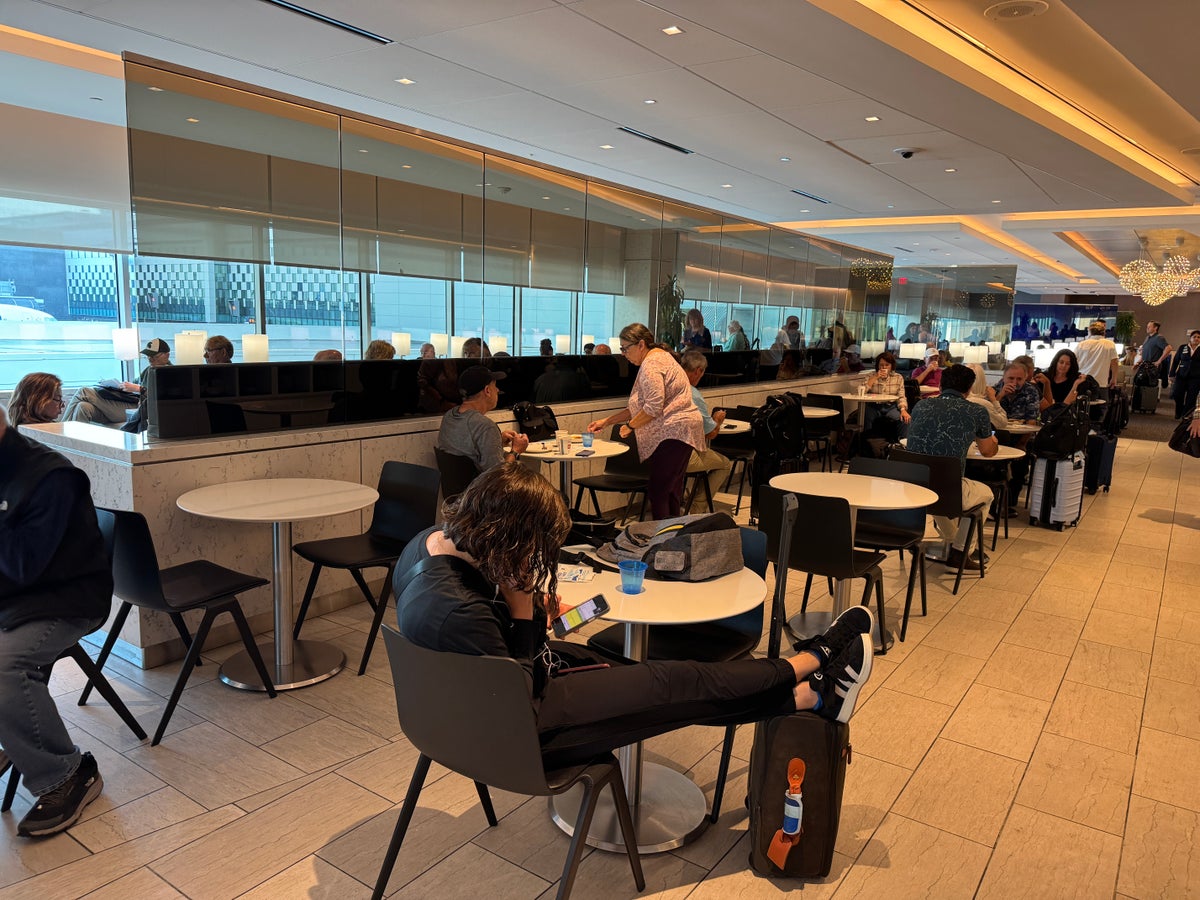 United Club IAH TC buffet seating