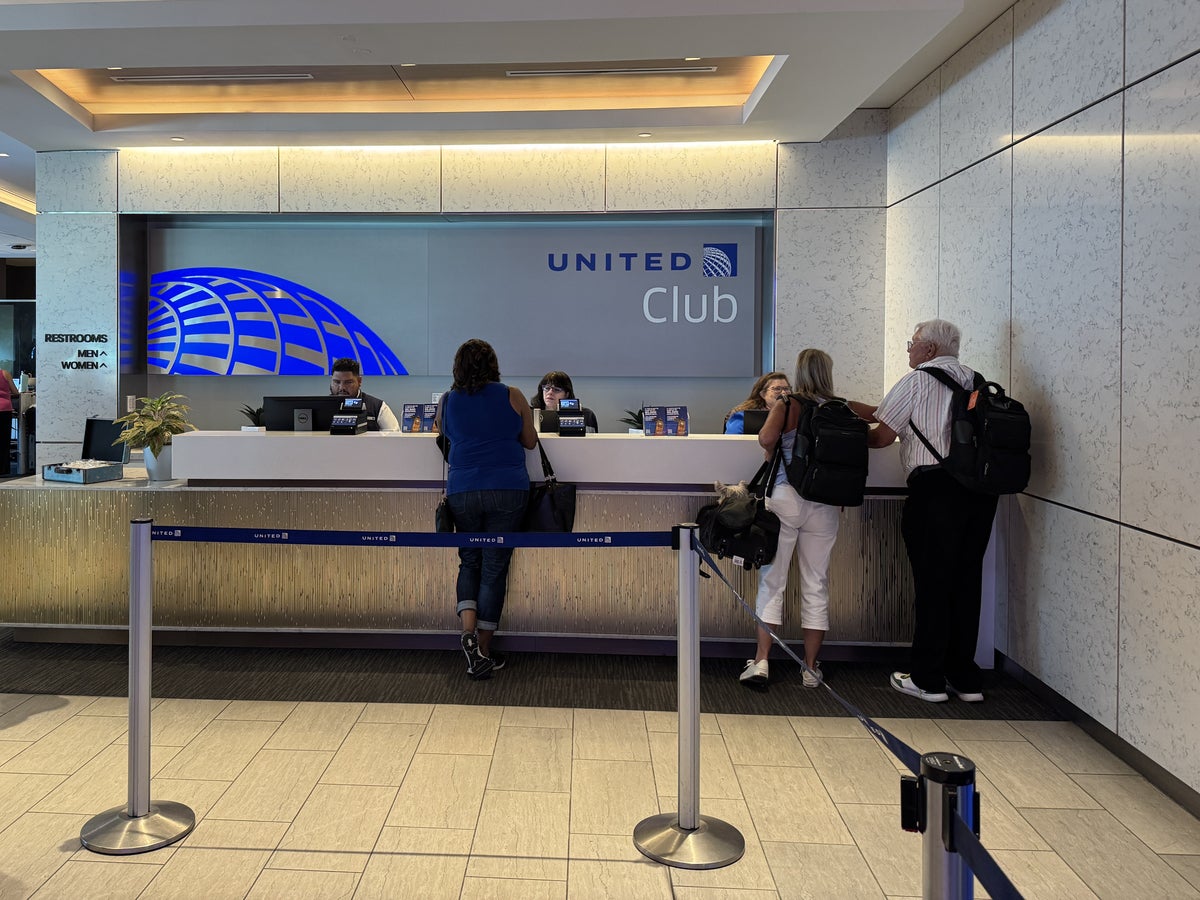 United Club IAH TC check in area