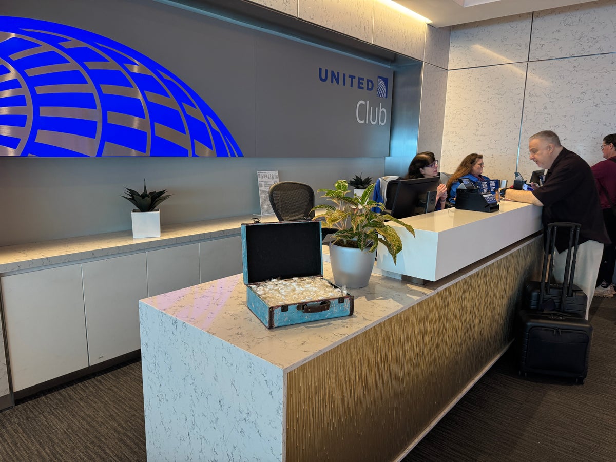 Full List of U.S. United Club Lounge Locations, Hours, and Amenities [2025]