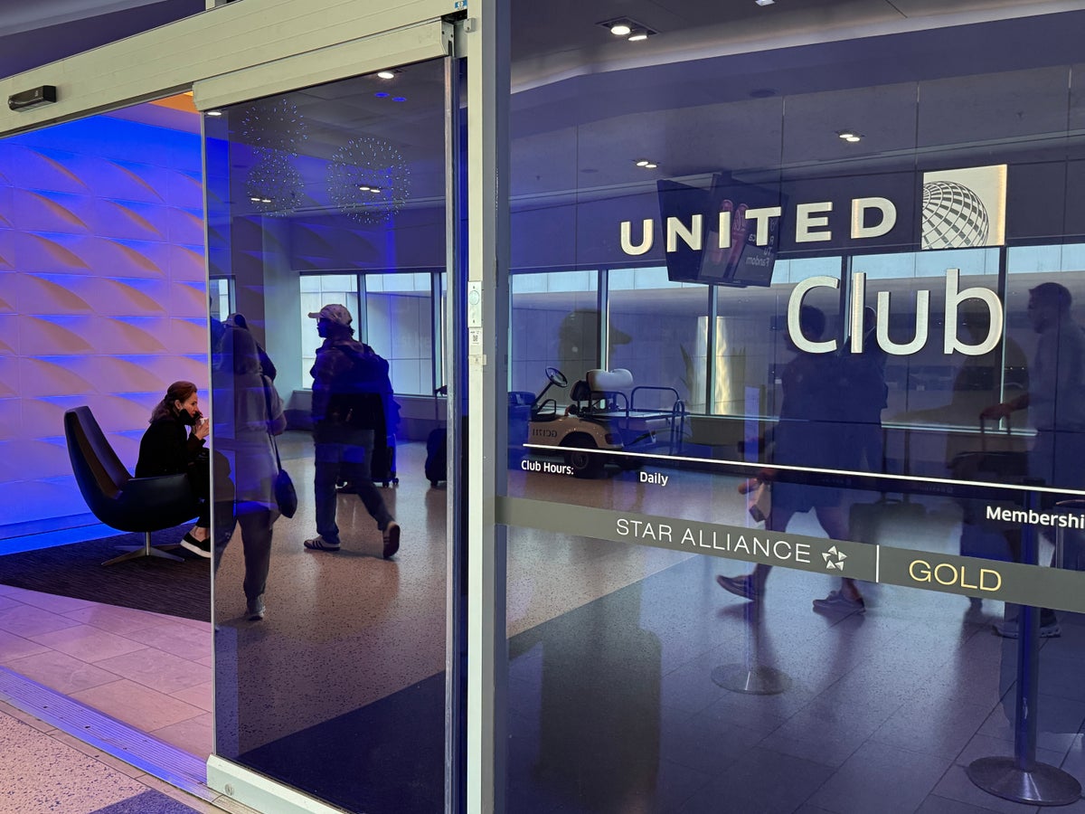 United Club IAH TC exterior