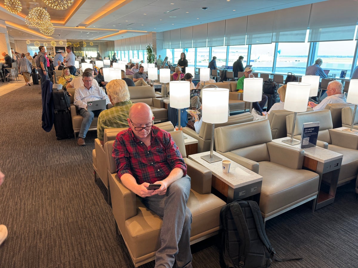 United Club IAH TC main seating