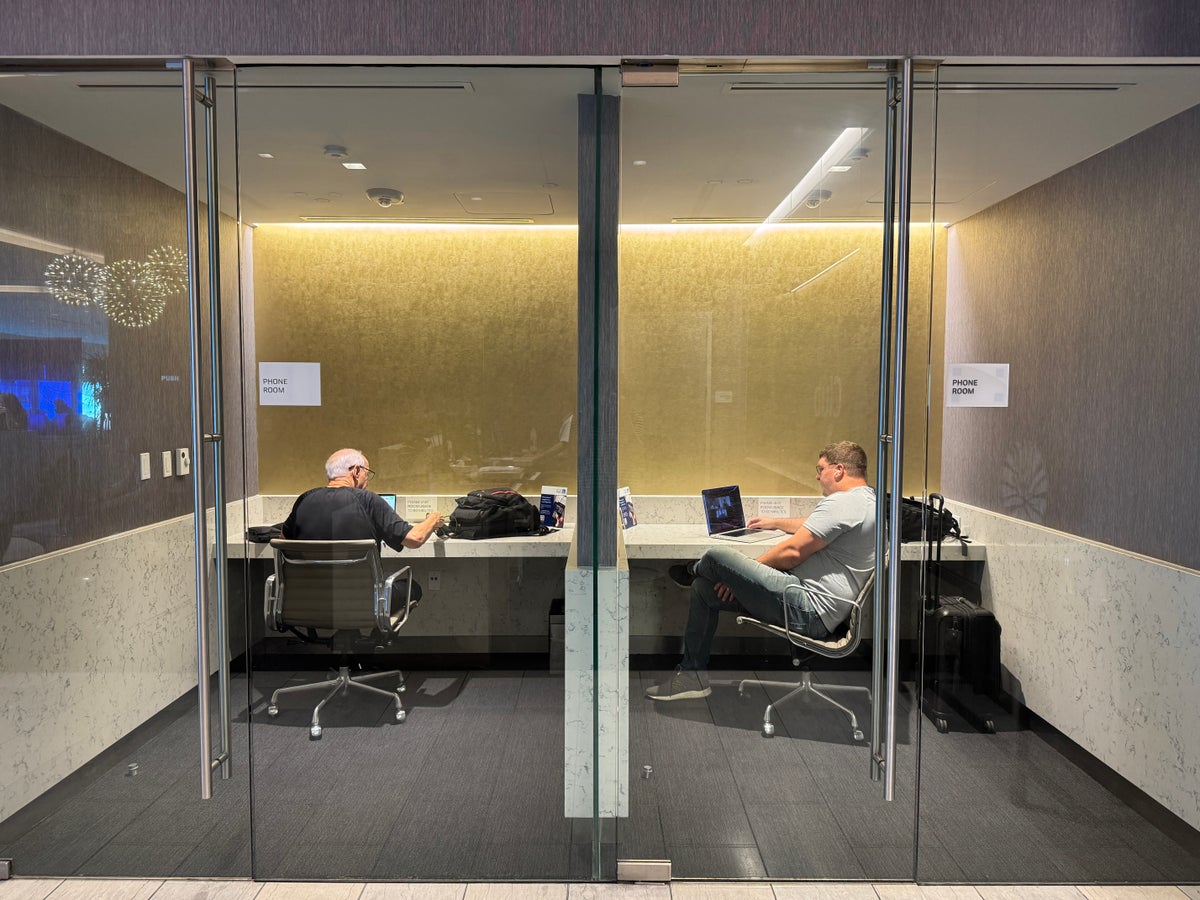 United Club IAH TC phone room