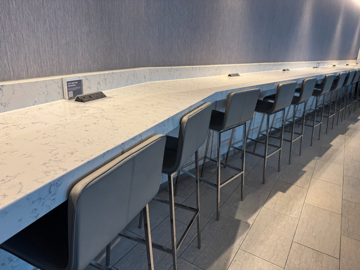 United Club IAH TC wall seating