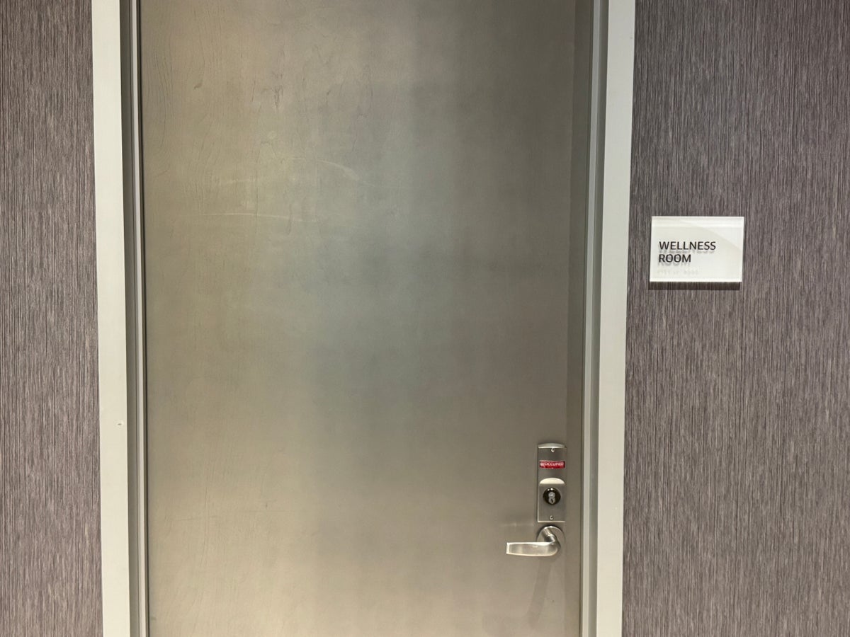 United Club IAH TC wellness room