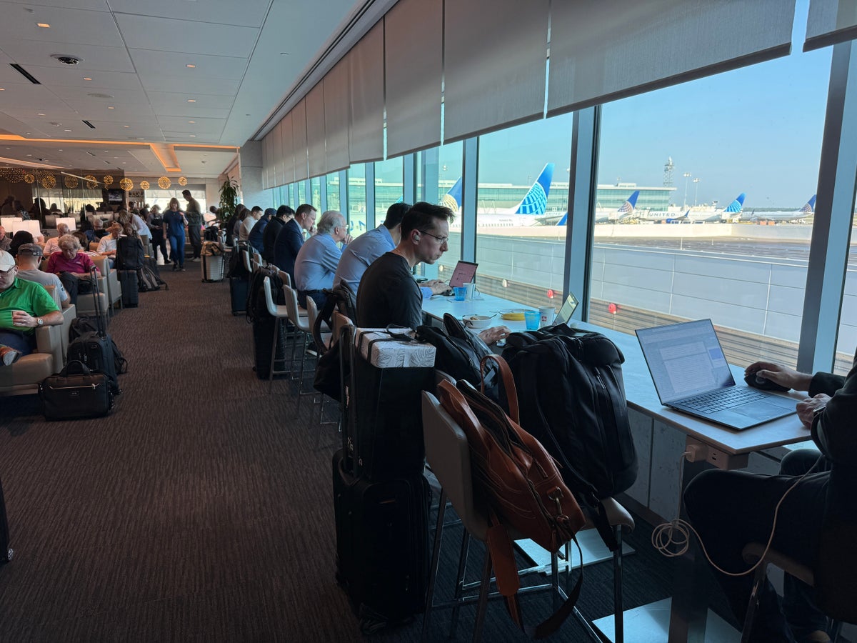 United Club IAH TC window counter