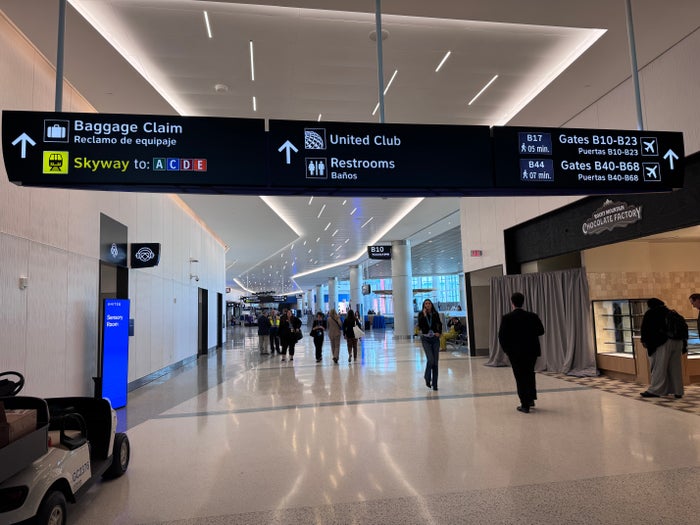 United IAH Terminal B wayfinding
