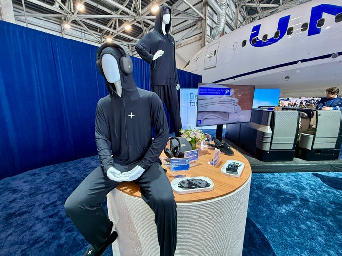 United Polaris Studio Pajamas Amenities