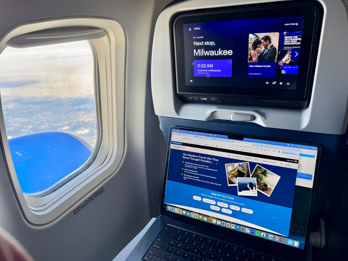 United Starlink Computer With IFE Window View United Starlink Computer With IFE Window View